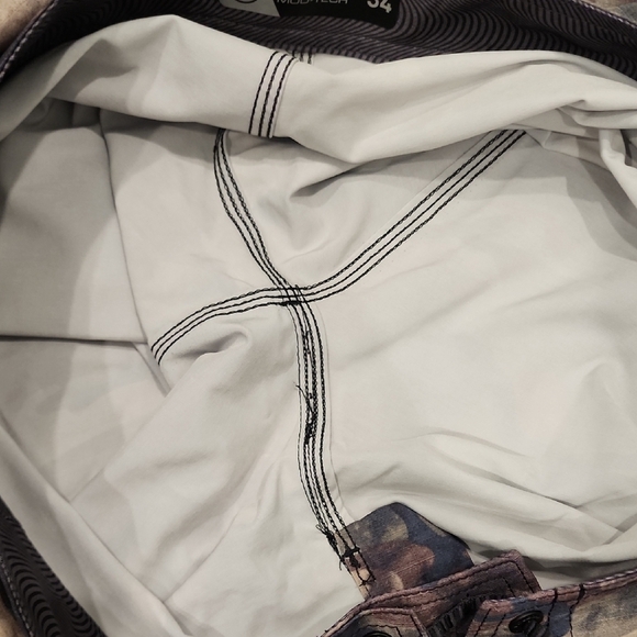 Volcom Men's Lido Solid Mod-Tech Urban Camouflage Boardshorts - Picture 9 of 10